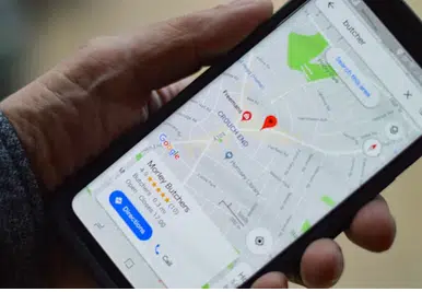 Affichage d'une fiche Google My Business sur smartphone pour localiser un commerce.